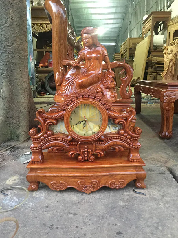 Mặt trước của mẫu đồng hồ để bàn bằng gỗ hương đá