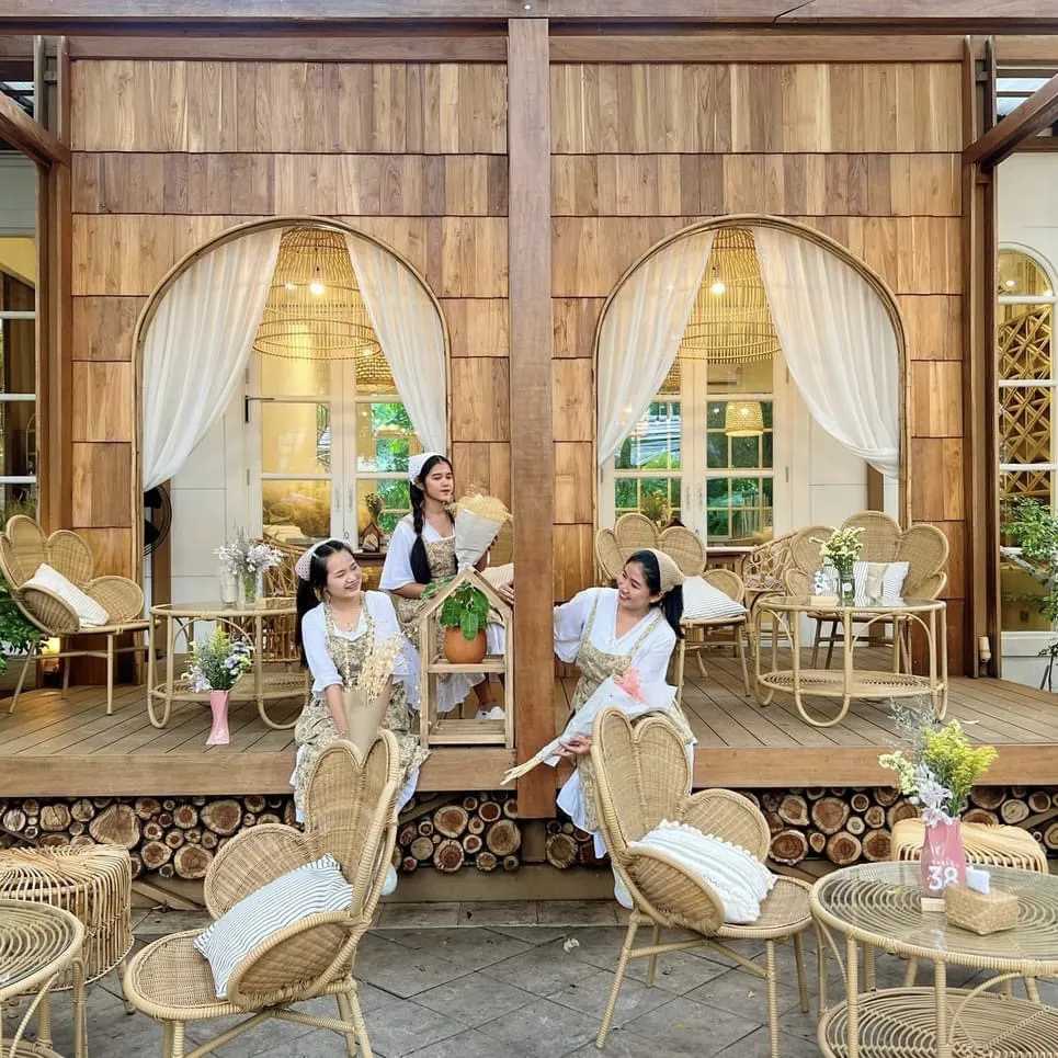 Quán được decor bằng mây tre sẽ chiếm cảm tình khách hàng nhiều hơn