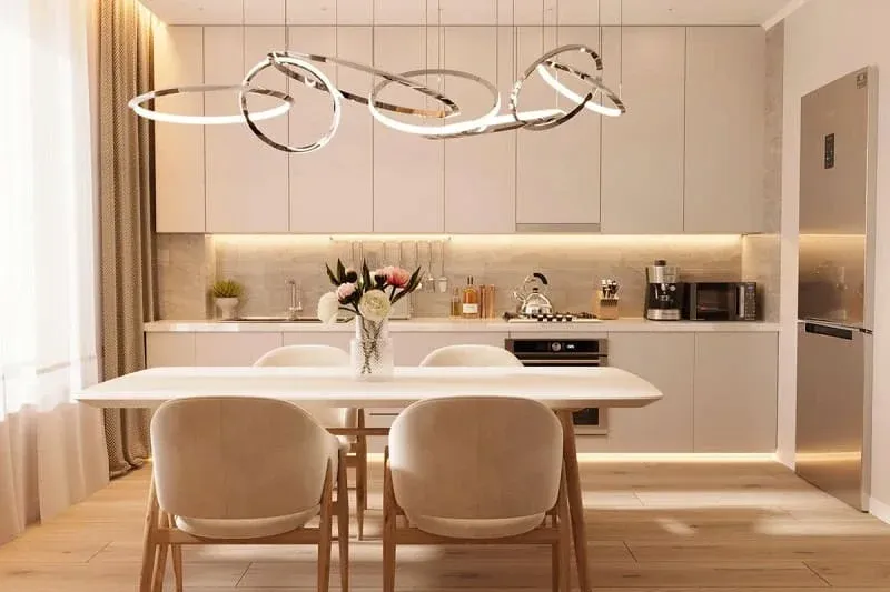 Đèn chùm kích thước lớn đặt ở bàn ăn