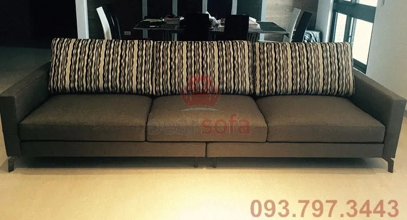 Chiếc ghế được bọc lại với 2 màu vải có họa tiết ở tựa lưng