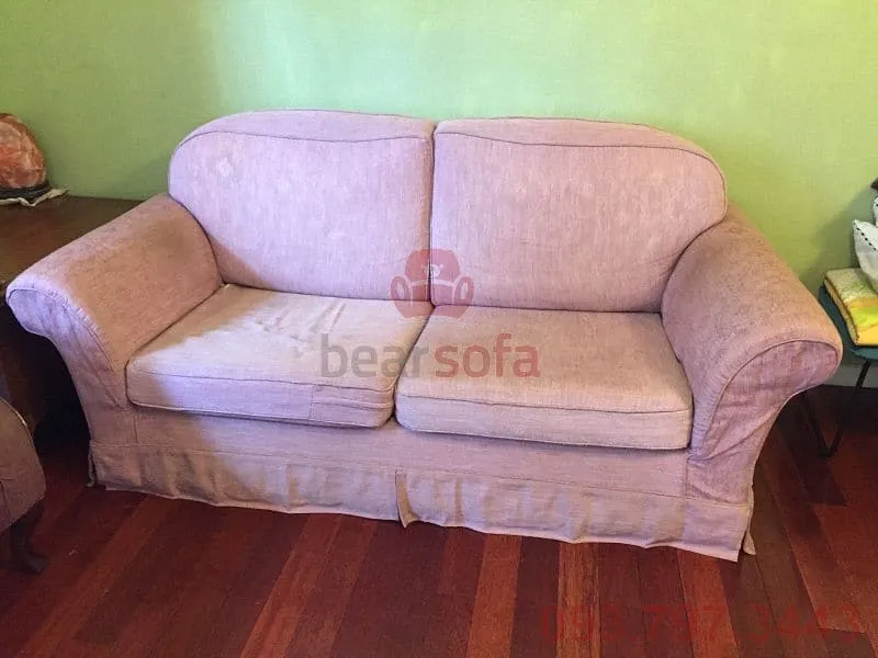 Cùng bộ còn có một chiếc ghế sofa băng dài nữa
