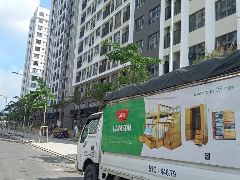 Đội ngũ kỹ thuật viên đang lắp đặt và sửa chữa bàn ghế văn phòng tại TPHCM