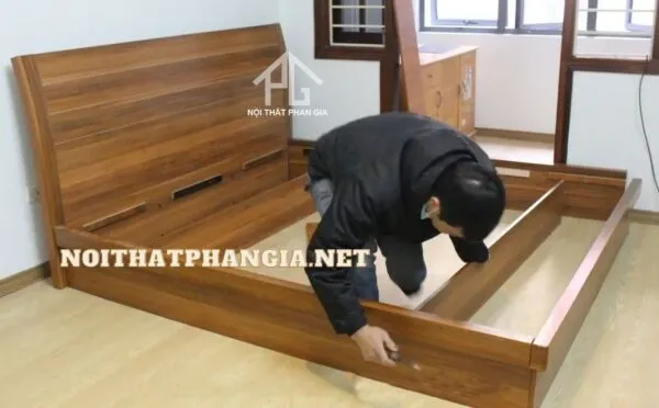 Dịch vụ tháo lắp tủ quần áo chuyên nghiệp với công cụ đầy đủ