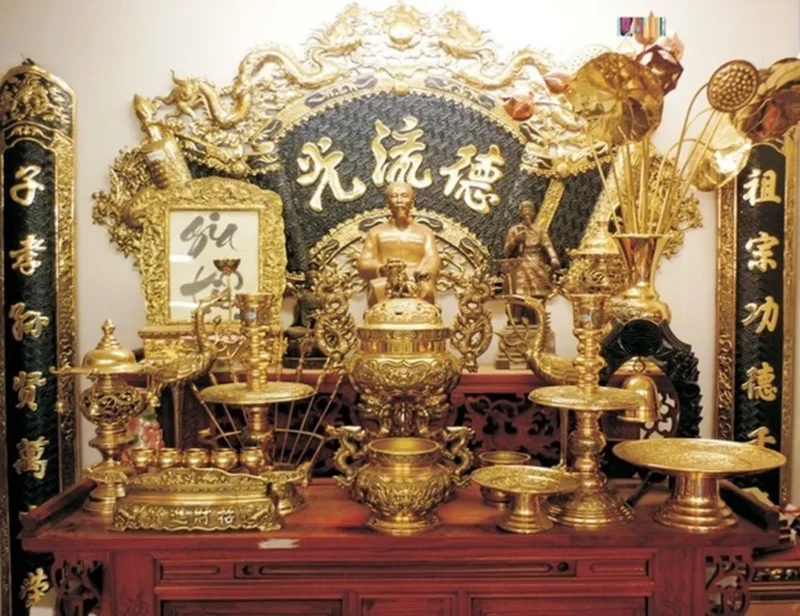 Đồ thờ cúng trong trang trí bàn thờ gia tiên Đồ thờ cúng dùng trong trang trí bàn thờ gia tiên bằng gốm sứ và đồng