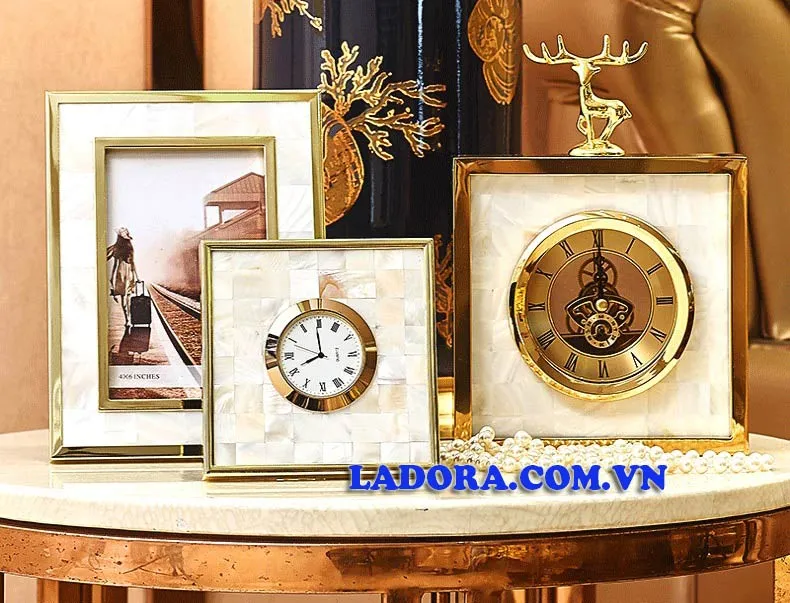 Đồng hồ để bàn với hình con hươu vàng