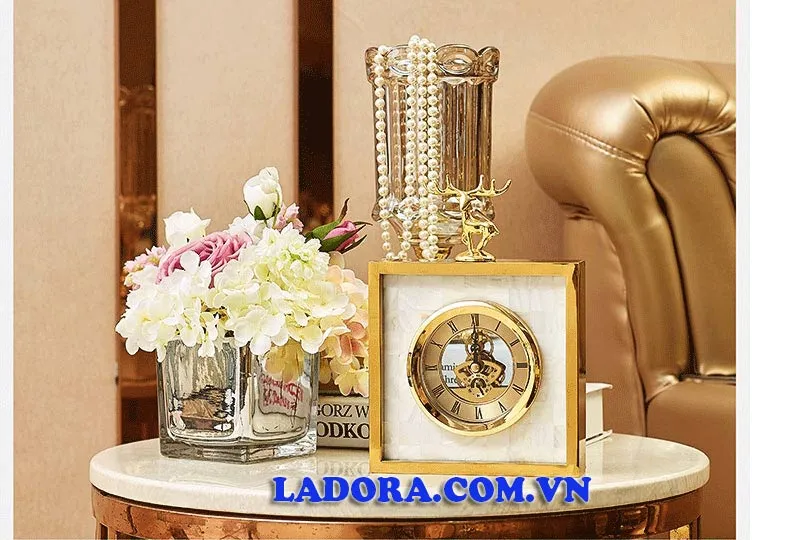 Đồng hồ để bàn trên bàn gỗ