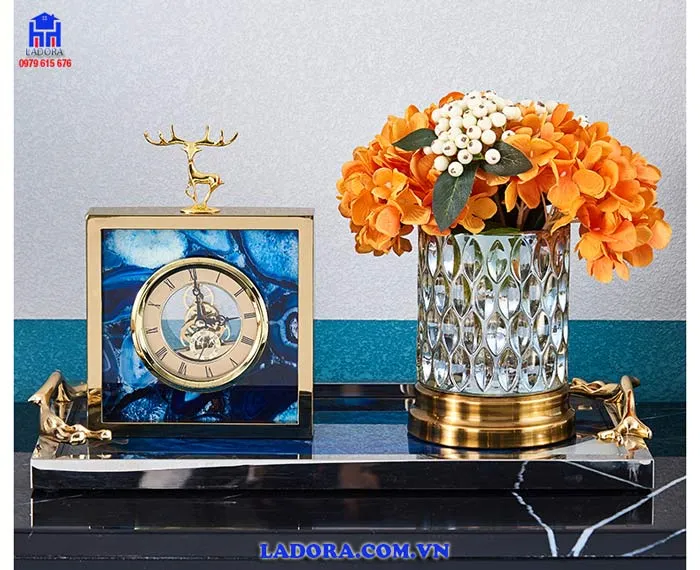 Đồng hồ để bàn nền màu xanh và trắng