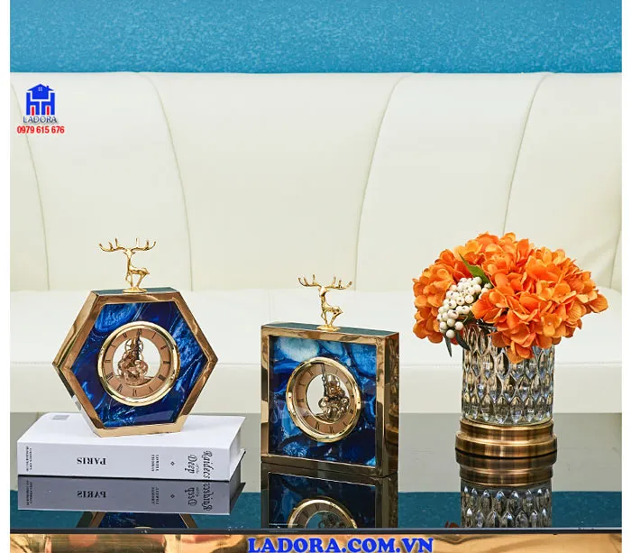 Đồng hồ để bàn với mặt số La Mã