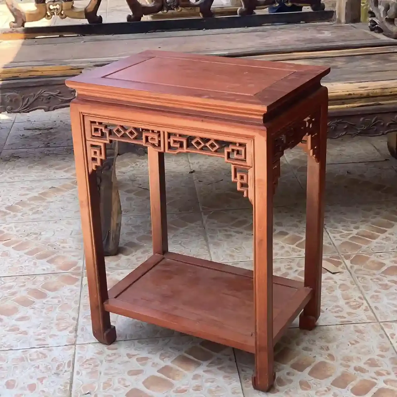 Mẫu đôn gỗ hình chữ nhật với thiết kế bốn chân vững chãi giúp trưng bày các vật phẩm lớn