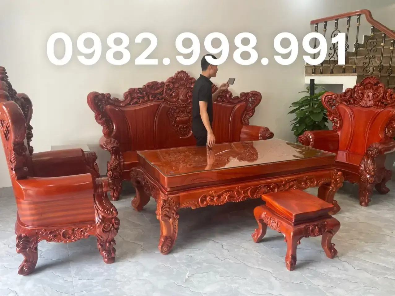 Sự khác biệt giữa đôn gỗ và ghế kệ thông thường nằm ở tính thẩm mỹ và công năng trưng bày