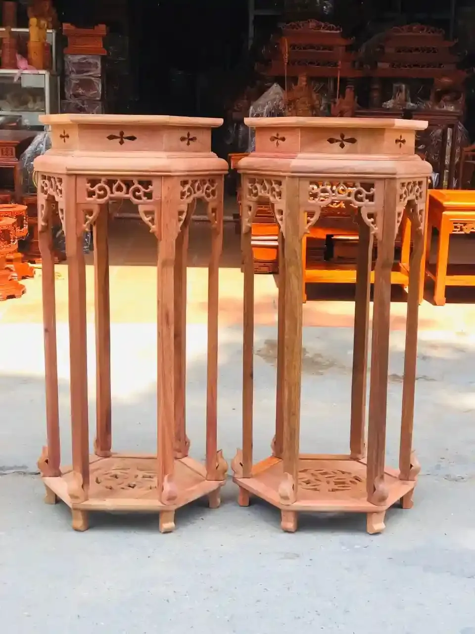 Thiết kế đôn gỗ lục giác mang lại nét độc đáo và sự vững chãi cho góc trưng bày nghệ thuật