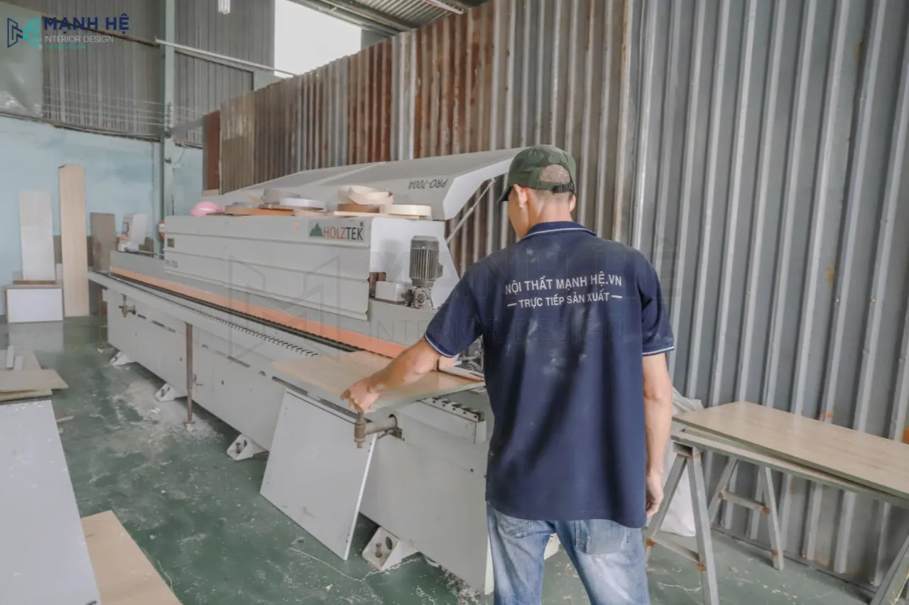 Máy dán cạnh hiện đại cho ra đường chỉ sắc nét tại xưởng gỗ