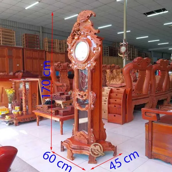Đồng hồ quả lắc gỗ hương sang trọng, chạm khắc tinh xảo cho phòng khách hiện đại