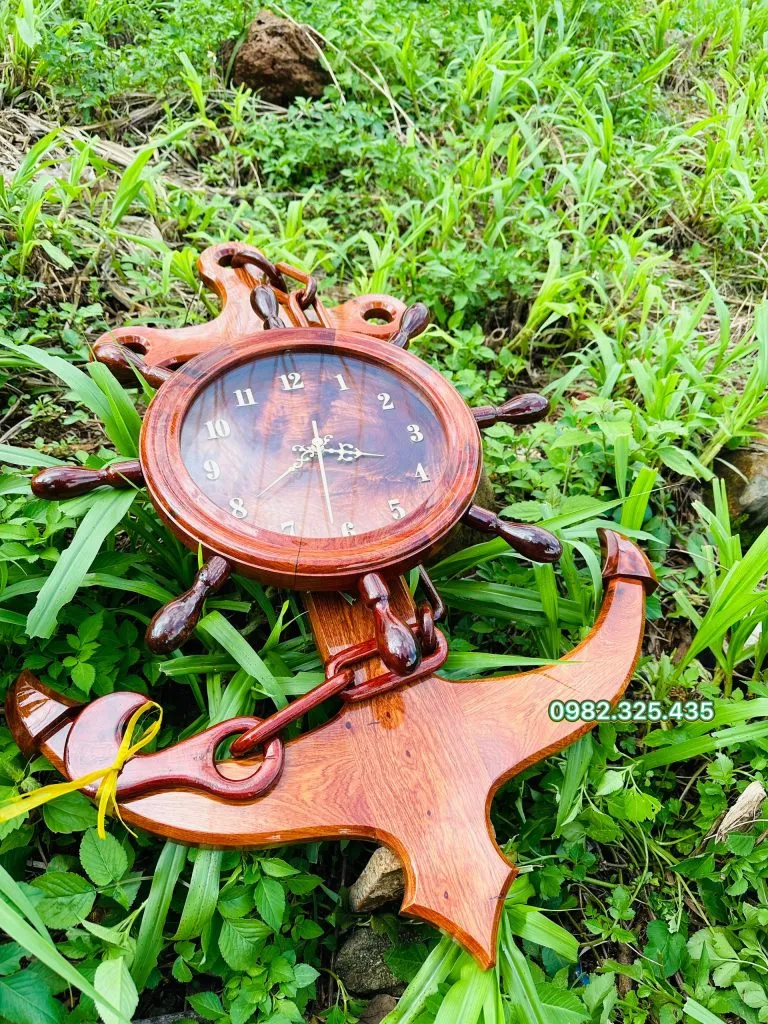 Mẫu đồng hồ gỗ mỏ neo treo tường phù hợp không gian phòng khách sang trọng