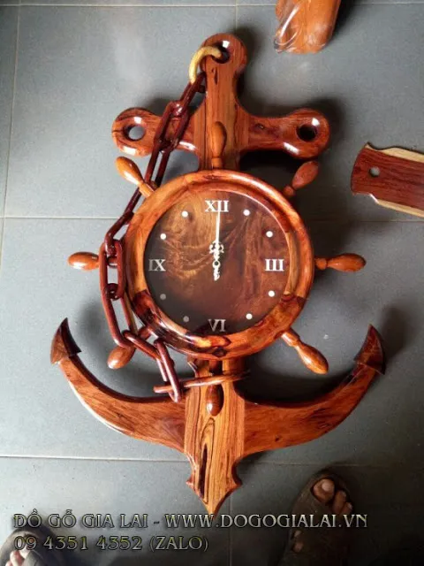 Cận cảnh chi tiết điêu khắc tinh xảo trên mẫu đồng hồ gỗ hương hình mỏ neo