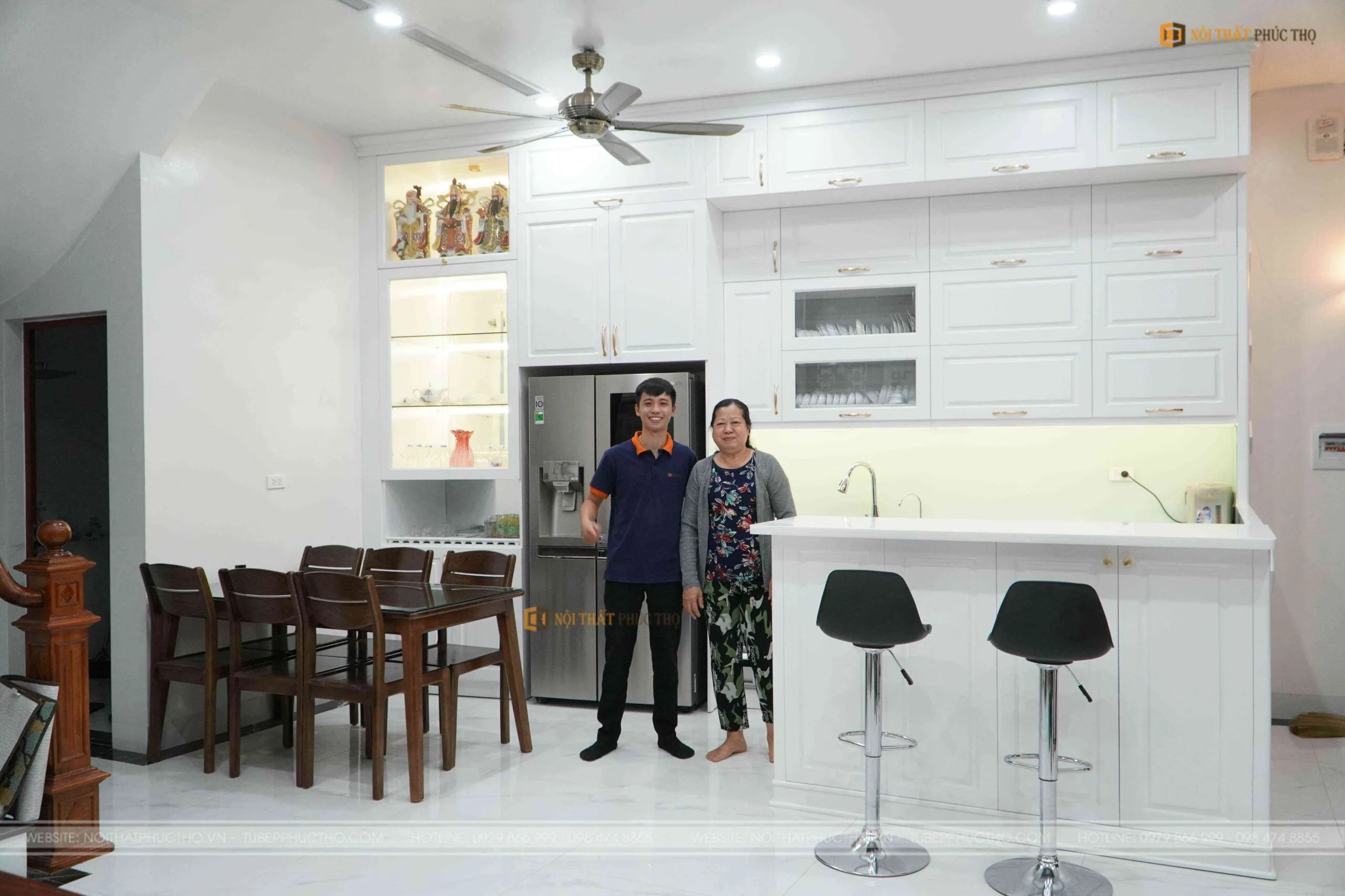 Tủ bếp gỗ tự nhiên phong cách hiện đại