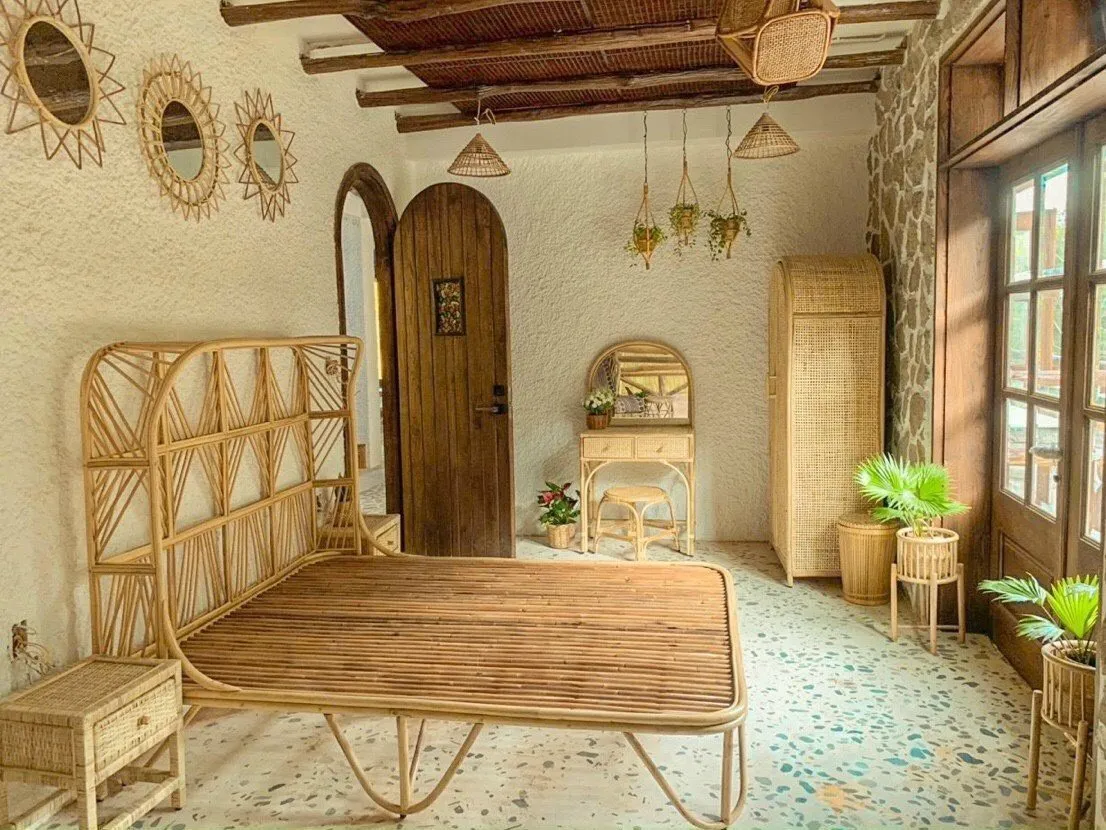 Một căn phòng với nhiều đồ dùng bằng mây tre tạo cảm giác yên bình