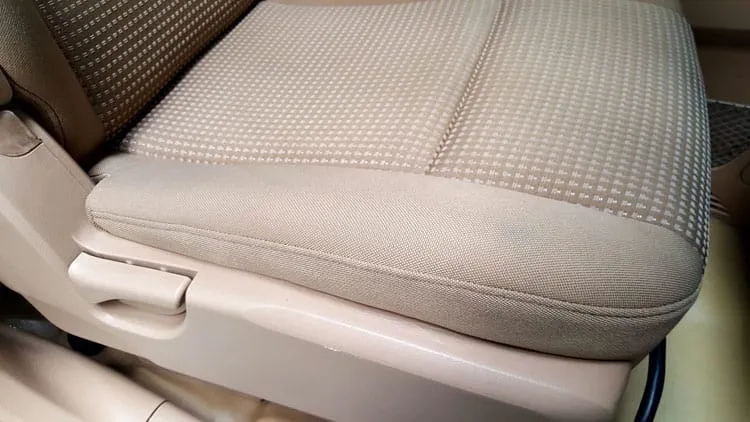 Vệ sinh ghế nỉ thường xuyên bằng chai xịt vệ sinh ghế nỉ để giữ không gian sạch đẹp