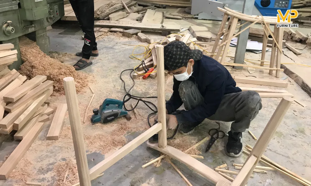 Kiểm tra chất lượng khung xương ghế sofa khi đặt đóng theo yêu cầu để đảm bảo độ bền