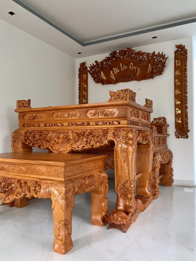 Mẫu án gian gỗ mít có đường nét hoa văn được điêu khắc tỉ mỉ với màu vàng gỗ đặc trưng