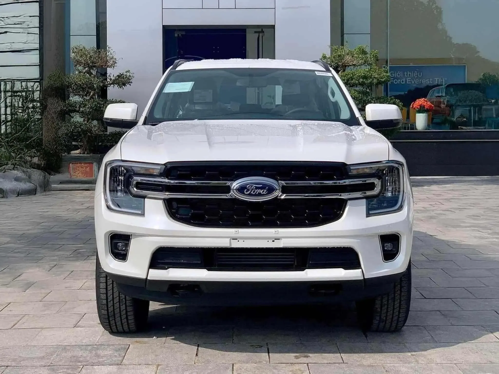 Ngoại thất Ford Everest Ambiente màu trắng