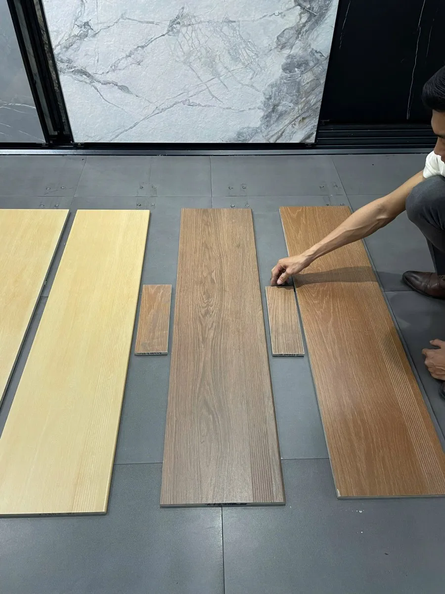 Mẫu gạch giả gỗ cầu thang tông màu nâu mờ thanh lịch mang lại vẻ đẹp tự nhiên cho không gian