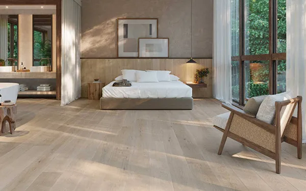 Gạch ốp chân tường cao vân gỗ giúp không gian thêm phần sang trọng, đẳng cấp