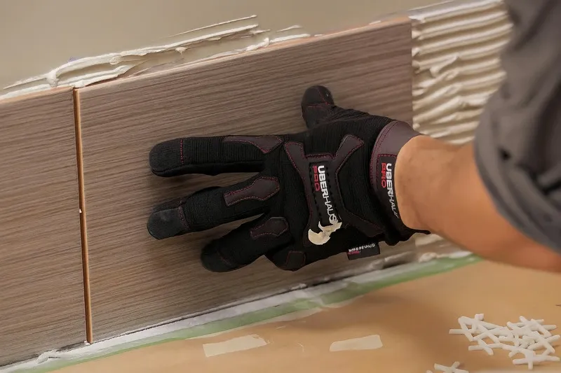 Lưu ý khi chọn và thi công gạch ốp chân tường