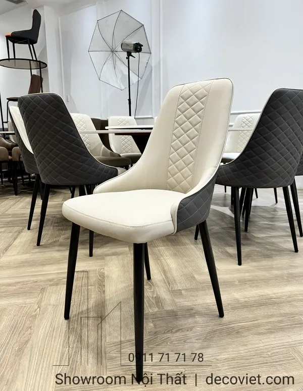 Góc nhìn từ trên cao của ghế ăn bọc da và chân ghế