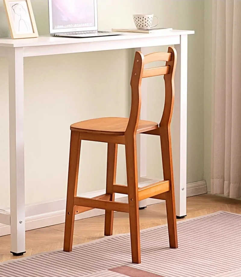 Bố trí ghế bar gỗ tạo nên điểm nhấn ấn tượng cho khu vực tiếp khách