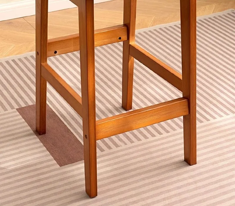 Cận cảnh mặt ngồi của ghế bar thể hiện các vân gỗ tự nhiên đẹp mắt