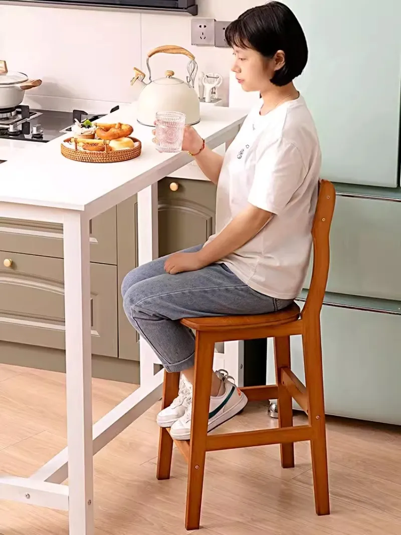 Cận cảnh chi tiết đường nét thanh lịch của ghế bar gỗ DG2549