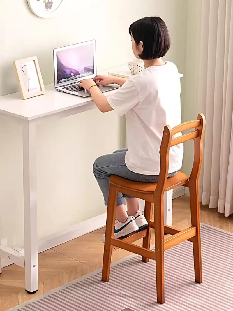 Mẫu ghế bar gỗ kết hợp hài hòa với không gian bếp hiện đại