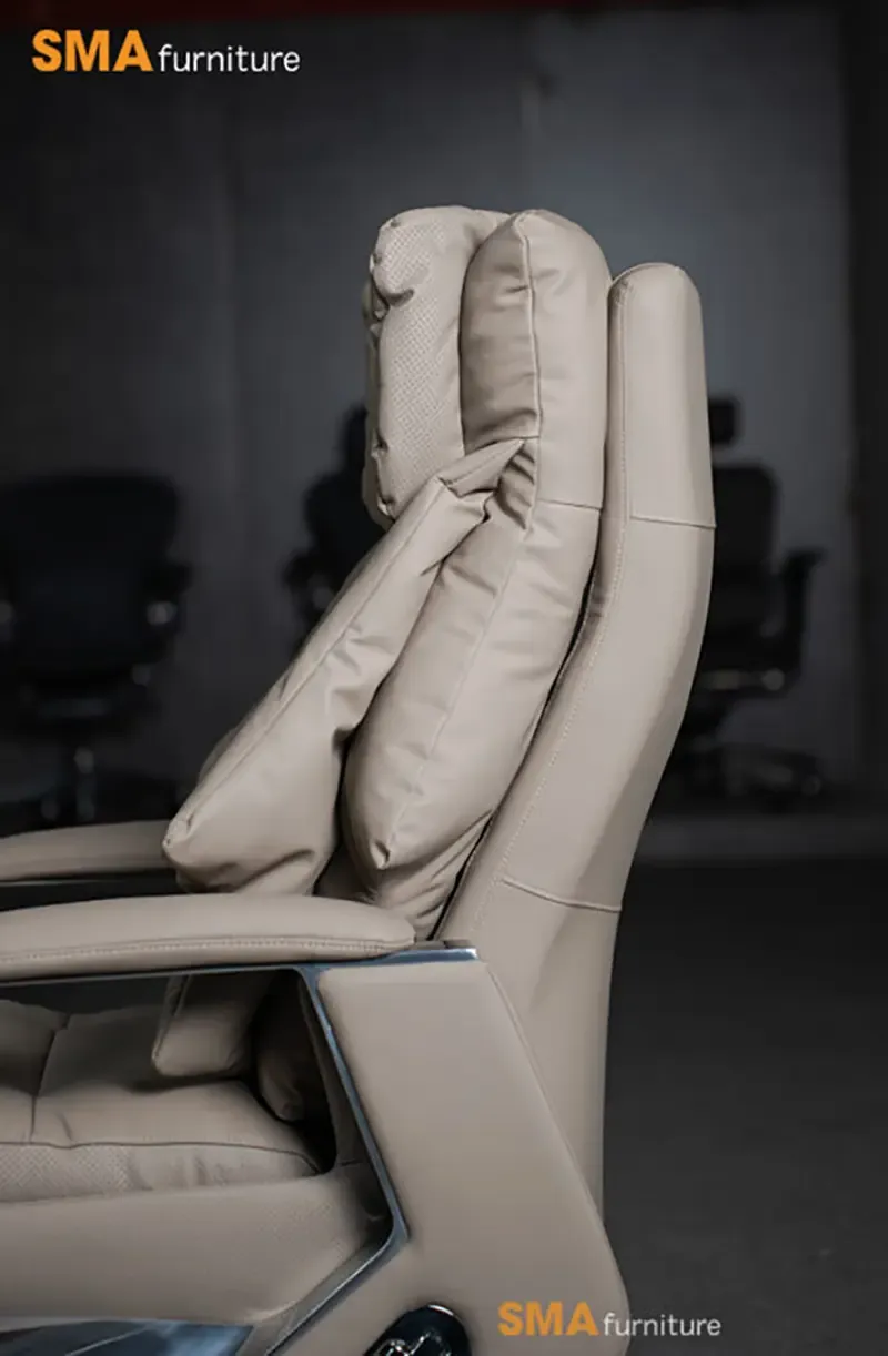 Chất liệu da bò tự nhiên mang lại độ đàn hồi cao cho ghế giám đốc nhập khẩu