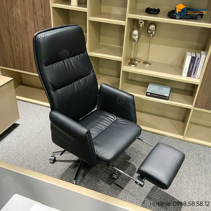 Alt text: Ghế giám đốc có ngả lưng và gối tựa đầu, màu nâu, giúp thư giãn tại chỗ