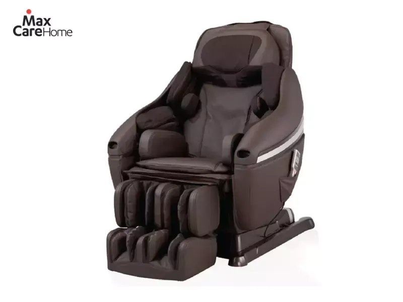 Người cao tuổi đang tham khảo ý kiến chuyên gia để lựa chọn ghế massage dành cho người già đau lưng phù hợp