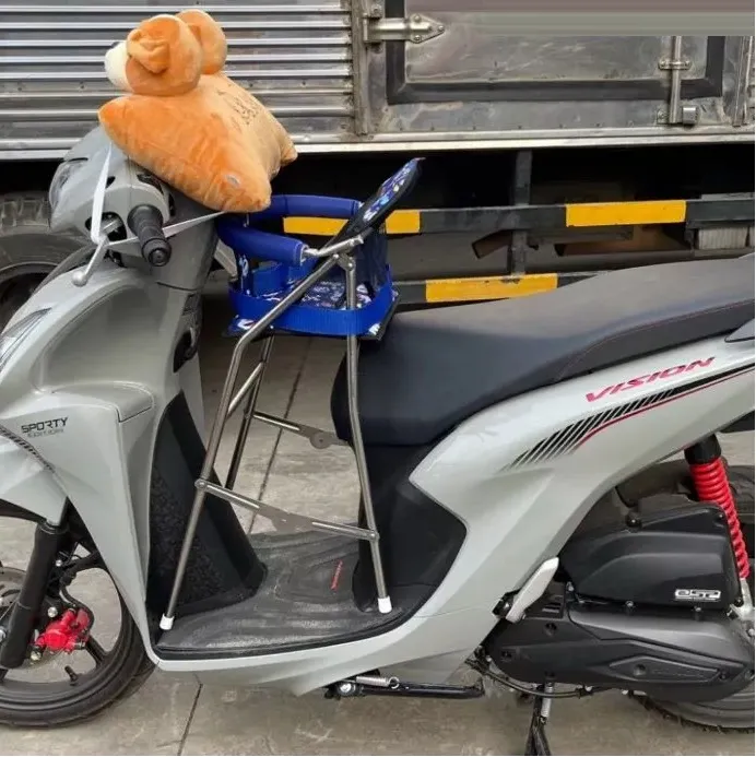 Ghế ngồi phía trước gấp gọn cho bé xe máy Vision - Hình 4