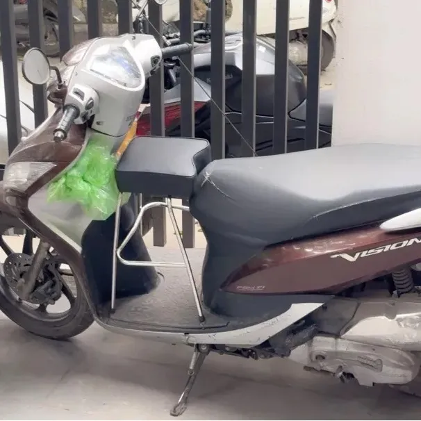 Ghế ngồi phía trước xe máy Vision không tựa - Hình 1