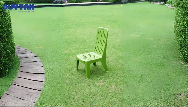 Các mẫu ghế nhựa tựa lưng cao Duy Tân được xếp chồng lên nhau