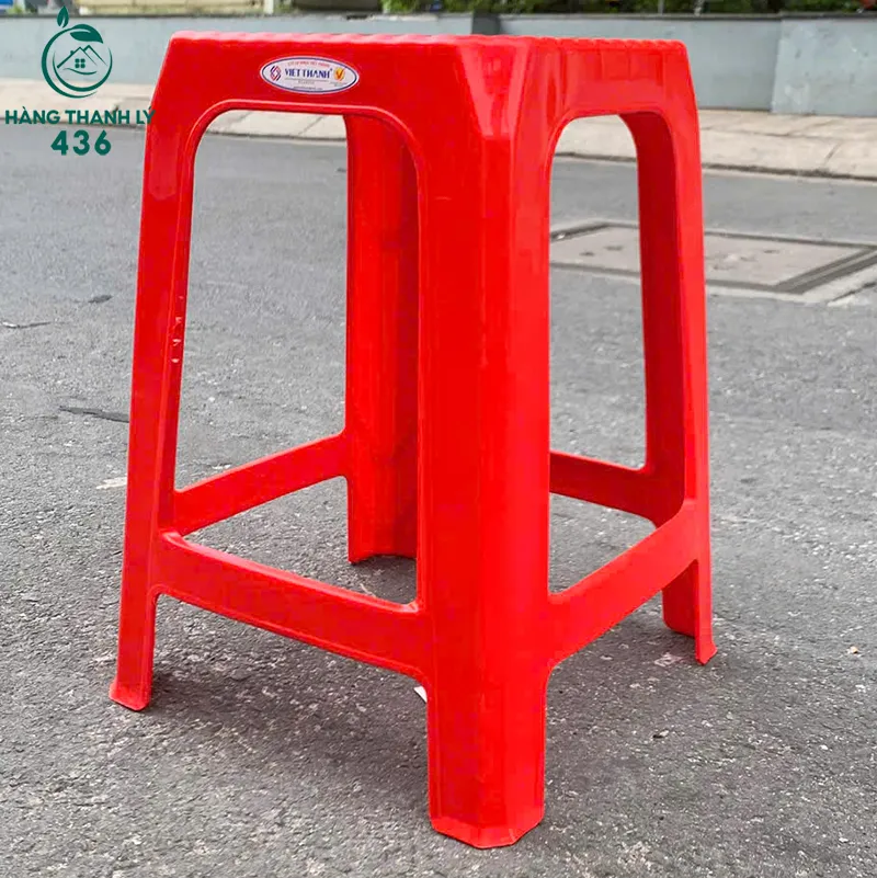 Ghế nhựa đẩu màu đỏ cũ, kiểu dáng đơn giản, dễ dàng xếp chồng
