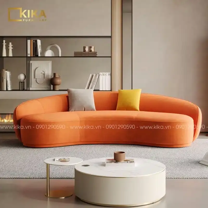 Sofa cong màu cam trẻ trung, nổi bật kích thước nhỏ gọn.