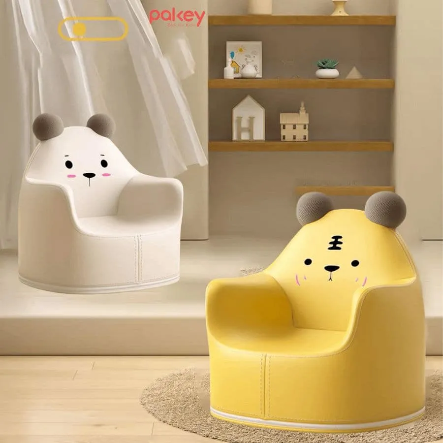 Thiết kế hình thang liền khối với tựa lưng và đệm ngồi, đảm bảo độ ổn định và an toàn tối đa cho trẻ