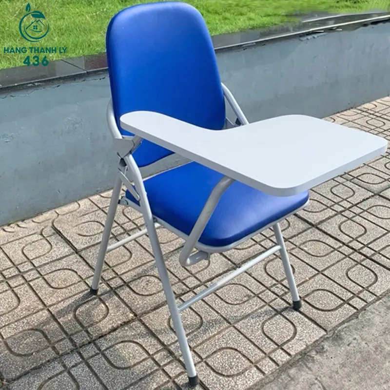 Ghế xếp liền bàn cũ với thiết kế gấp gọn tiện lợi, phù hợp cho học tập