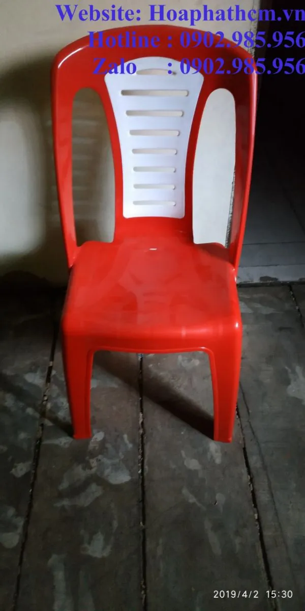 Ghế nhựa có dựa lưng màu vàng và xanh dương, thiết kế đơn giản nhưng chắc chắn