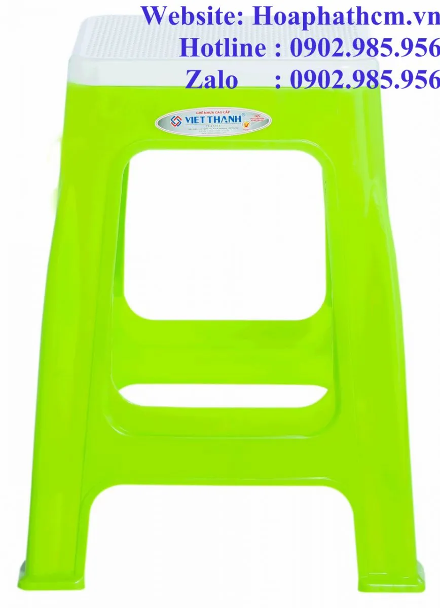 Ghế nhựa học sinh có dựa lưng, màu xanh lá cây và màu nâu được xếp chồng lên nhau