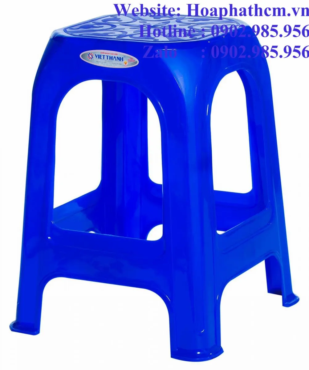 Ghế nhựa học sinh màu nâu và xanh lá cây được xếp gọn gàng trong kho