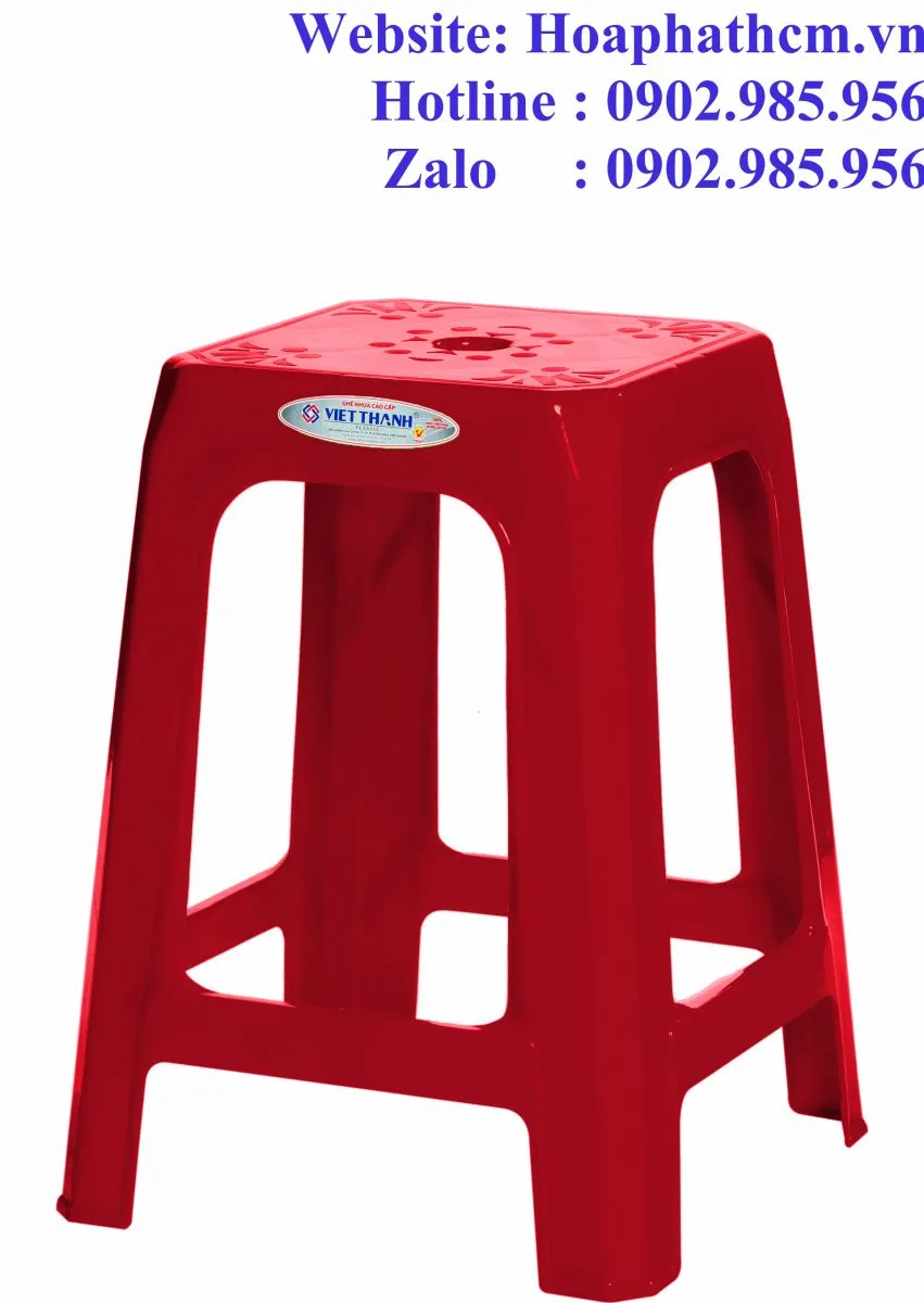 Ghế nhựa màu xanh dương và đỏ xếp gọn, chuyên dùng cho căn tin hoặc sự kiện
