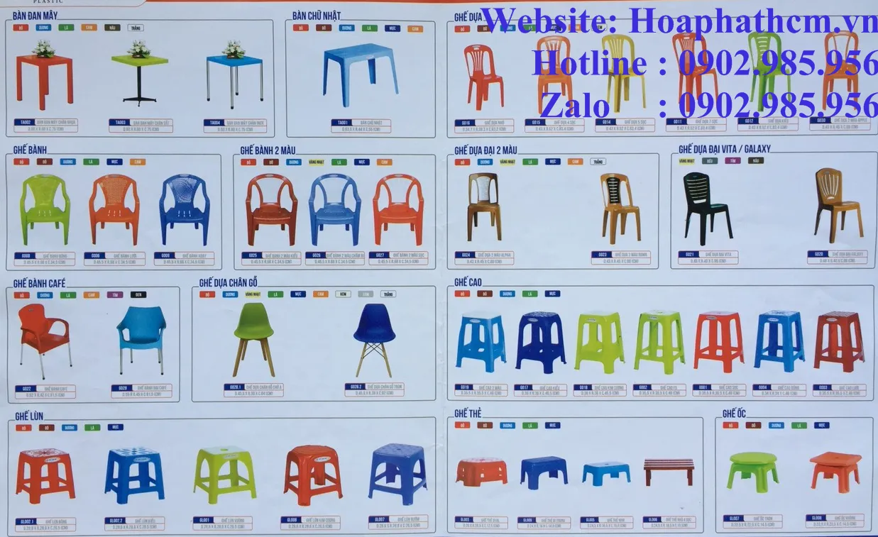 Một dãy ghế nhựa màu xanh lá và màu đỏ xếp thành hàng