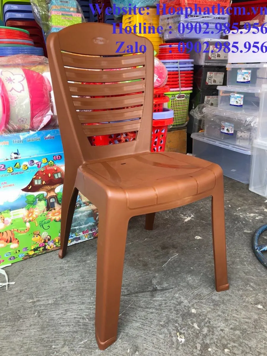 Một góc trưng bày ghế nhựa nhiều màu sắc: đỏ, xanh, vàng