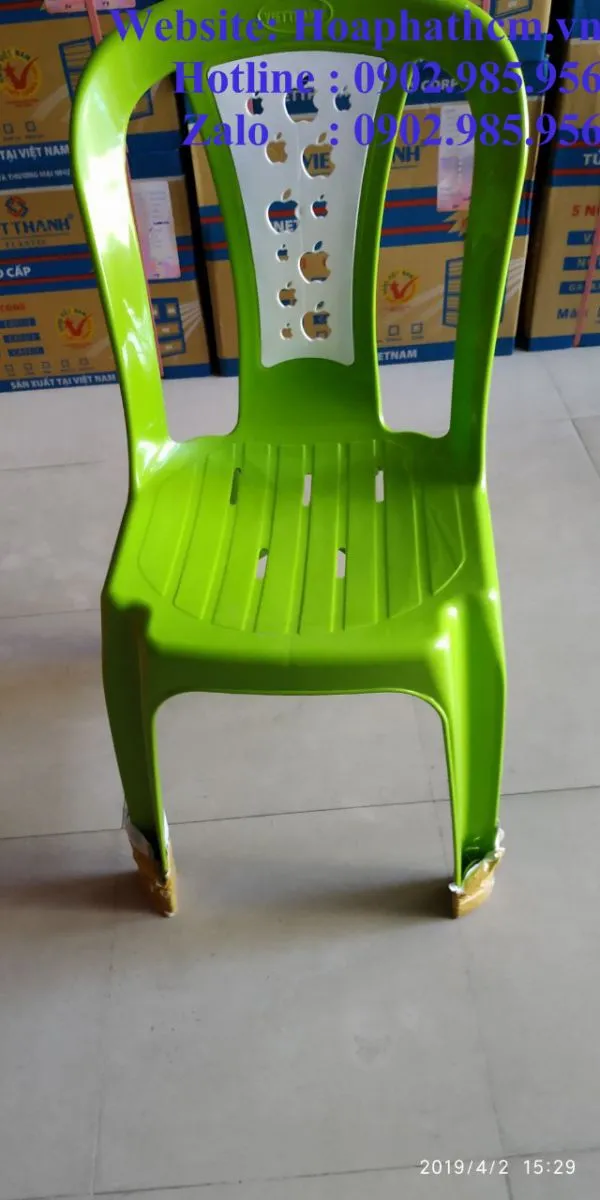 Ghế nhựa học sinh tiểu học màu xanh dương được sử dụng trong không gian lớp học hoặc căn tin